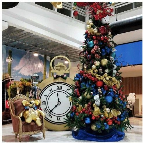 Árbol de navidad con reloj gigante decorativo en lobby