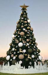 Árbol de navidad exterior con base de nieve decorativa