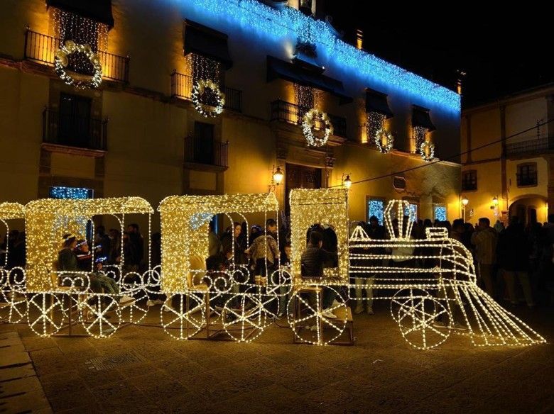 Carrito navideño de luces decorativo en plaza